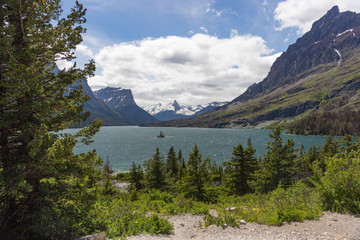 Fototapeta na wymiar Lake McDonald with view of the mountainrange of Glacier National Park