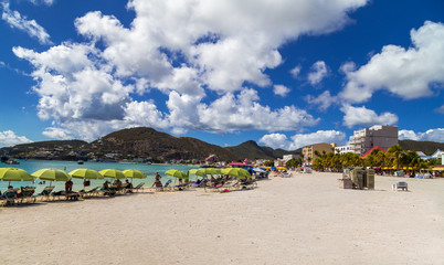 Fototapeta na wymiar Wunderschöne Strand in Sint Maarten. Karibische Insel.