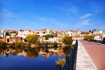 La ciudad de Zamora desde el puente de piedra sobre el río Duero