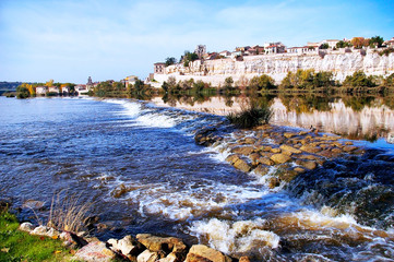 Obraz premium La ciudad de Zamora desde el puente de piedra sobre el río Duero