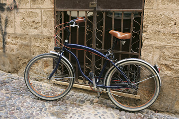 Fototapeta na wymiar Vintage bicycle parked in the street