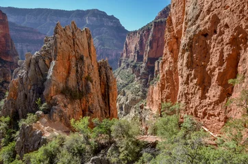 Crédence de cuisine en verre imprimé Canyon North Kaibab trail passing through red llimestone walls of Roaring Springs Canyon  North Rim, Grand Canyon National Park, Arizona, USA 