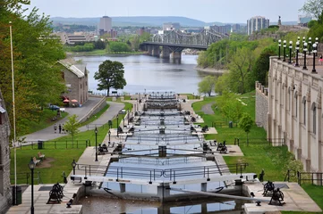 Fotobehang Kanaal Rideaukanaal in het centrum van Ottawa, Ontario, Canada. Rideau Canal werd geregistreerd als UNESCO-werelderfgoed vanwege het oudste continu werkende kanaalsysteem in Noord-Amerika.