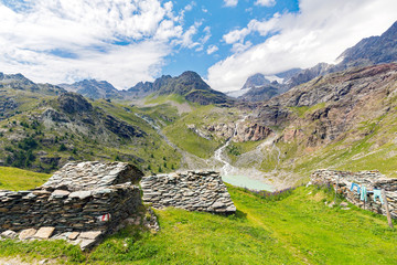 Fototapeta na wymiar Valmalenco (IT) - Panoramica alla diga di Alpe Gera in zona Rifugio Bignami