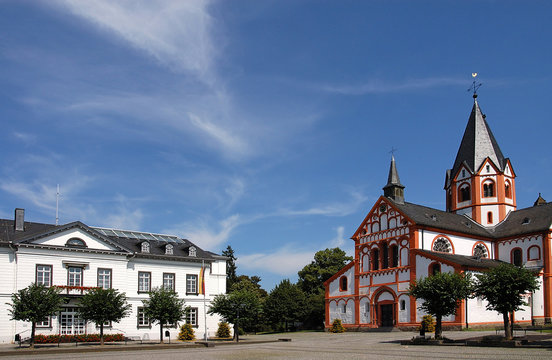 stadtpfarrkirche und rathaus in sinzig