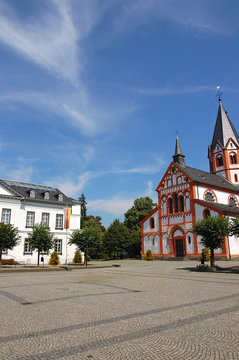 stadtpfarrkirche und rathaus in sinzig