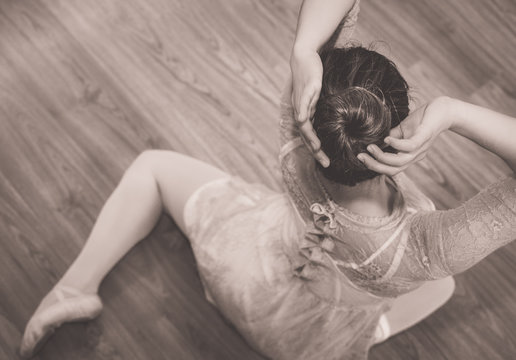 Ballerina di danza classica / Ballerina di danza classica in posa seduta sul pavimento 