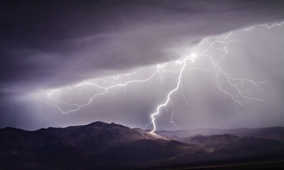 Coup de foudre sur Towne Pass dans le parc national de Death Valley