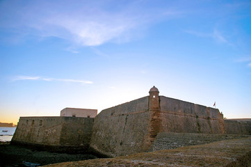 Fototapeta na wymiar Puente militar en el castillo de Santa Catalina en la capital de Cádiz, Andalucía. España