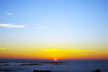 atardecer en la playa de la bahia de Cádiz, Andalucía. España