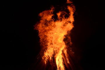 Feuerteufel, lodernde Flammen im Johannisfeuer
