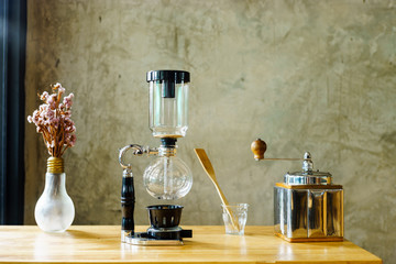 Obraz na płótnie Canvas siphon vacuum coffee maker at shop