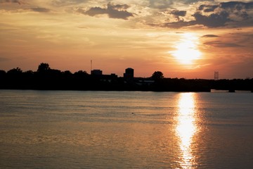 Naklejka premium Beautiful colourful sunset on the river