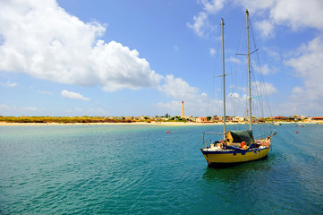 Ilha da Culatra com o farol de Santa Maria, praias do Algarve, Portugal
