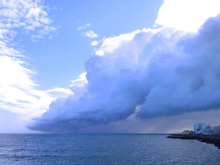 Fototapeta na wymiar Nubes de lluvia en la playa de Cádiz, Andalucía. España