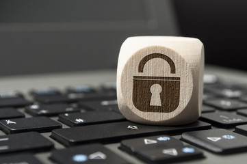 Tastatur mit Würfel und Schloss Passwortschutz Kennwortschutz Computersicherheit