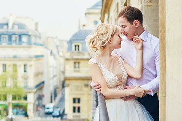 Naklejka premium Bride and groom on their wedding day on the balcony