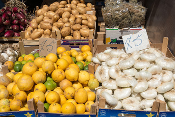 Gemüsestand auf dem Wochenmarkt