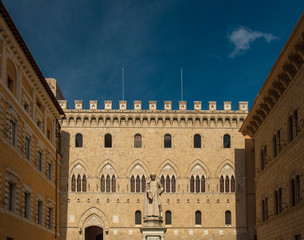 Fototapeta na wymiar Monument to Sallustio Bandini and Palazzo Spannocchi in Piazza Salimbeni, Siena