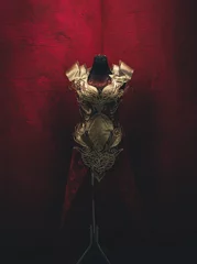 Mittelalterliche, goldene Rüstung für Frauen. Trägt Goldstücke und Stoffe und Federn in roter Farbe © Outsiderzone