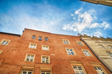 Stara kamienica błękitne niebo © Pawel