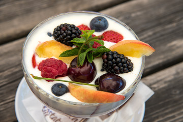 Sommer-Joghurt mit frischem Obst