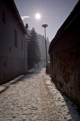 wąska ulica zimą © Marcin