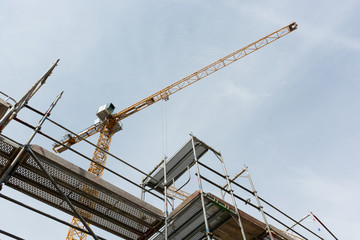 Baugerüst mit Kran beim Hausbau