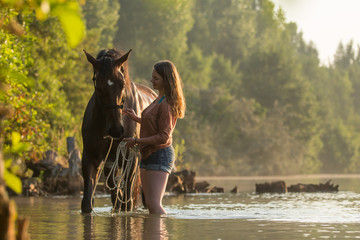 Fototapeta na wymiar Mädchen mit Pferd im See