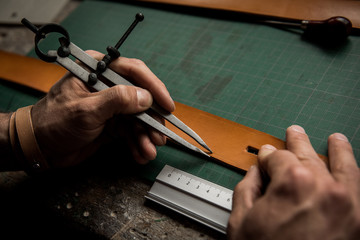 Measuring leather belt for a cut