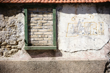 Rustikale Mauer mit Fensterrahmen / Eine rustikale Mauer aus versetzten und abgebrochenen Steinen...