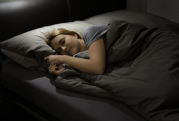Flau Schlafen liegt schläft träumt im Bett - obrazy, fototapety, plakaty