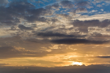 schöne Abenddämmerung mit Wolken