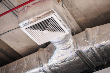 Obraz premium Ceiling air duct in large shopping mall