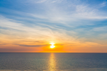 Naklejka premium Sea or ocean with sunset and beautiful twilight color sky at Hua hin Thailand, Concept of calm or relaxation