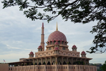 Fototapeta na wymiar Putra mosque, the most famous tourist attraction in Malaysia.