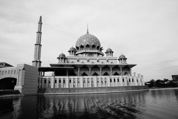 Fototapeta na wymiar Putra Mosque is the principal mosque of Putrajaya 