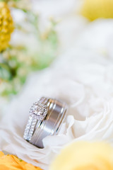 Obraz na płótnie Canvas Wedding rings with flowers