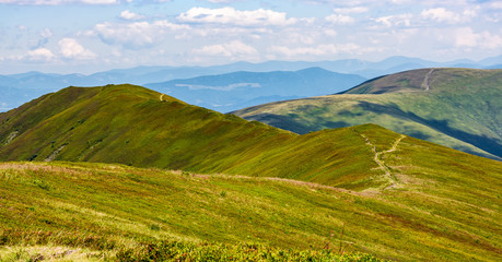 Obraz premium footpath through the mountain ridge
