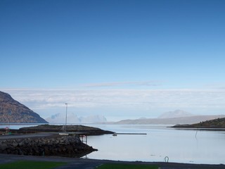 Fototapeta na wymiar Blick über Fjord in Nordnorwegen am frühen morgen
