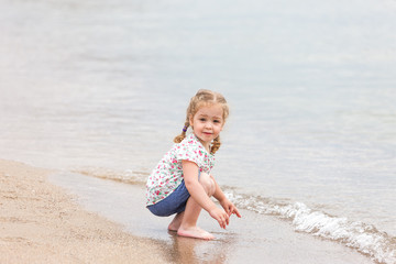 Fototapeta na wymiar The girl on the sea beach.