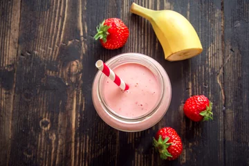 Papier Peint photo Lavable Milk-shake Strawberry and banana smoothie