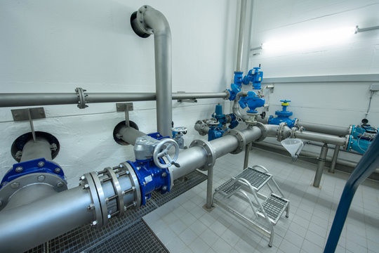 Verteilungsrohre in der Wasserversorgung am Wasserspeicher im Hochbeh&auml;lter