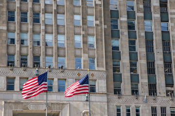 Amerikanische Flagge Stars and Stripes vor Hochhaus Fassade