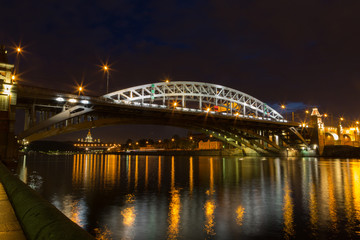 Fototapeta na wymiar Andreevsky bridge over Moscow river in night, Moscow