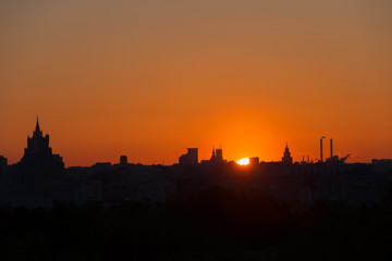 Fototapeta na wymiar The sun rises above the horizon in Moscow