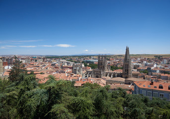 Fototapeta na wymiar Catedral de Burgos rodeada de la ciudad