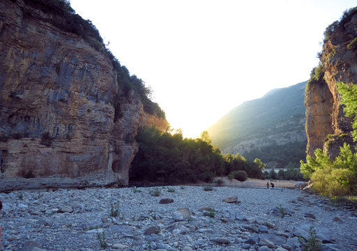 Personas ba&ntilde;&aacute;ndose en un remanso del r&iacute;o en Huesca