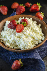 Grain curd with strawberries
