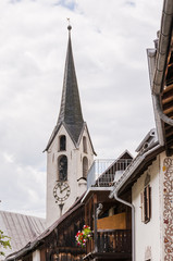 Guarda, Dorf, Kirche, Dorfkirche, Kirchturm, historische Häuser, Wanderweg, Alpen, Schweizer Berge, Engadin, Unterengadin, Sommer, Graubünden, Schweiz